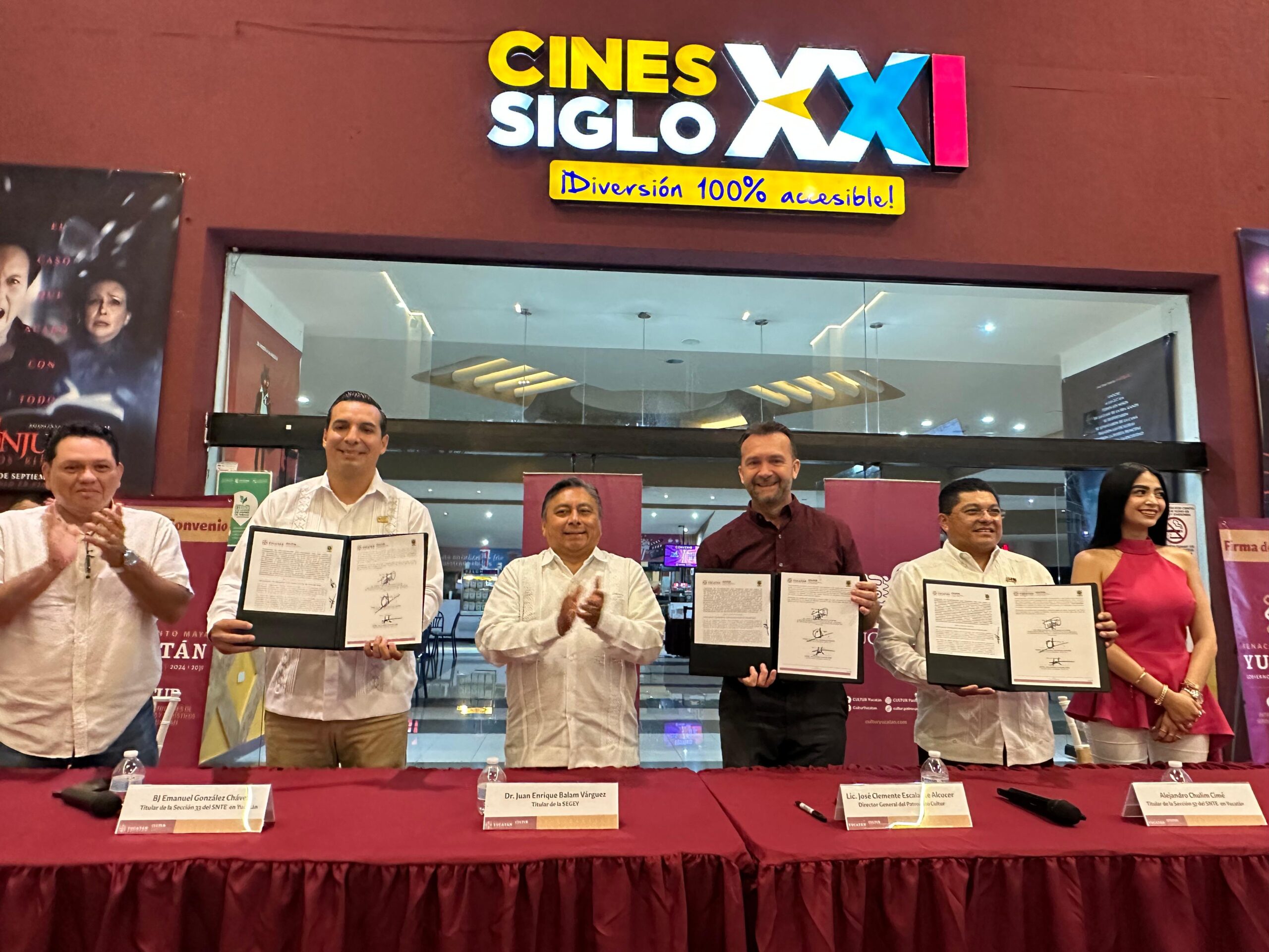 Firma de convenio cines siglo XXI y el SNTE en Yucatán