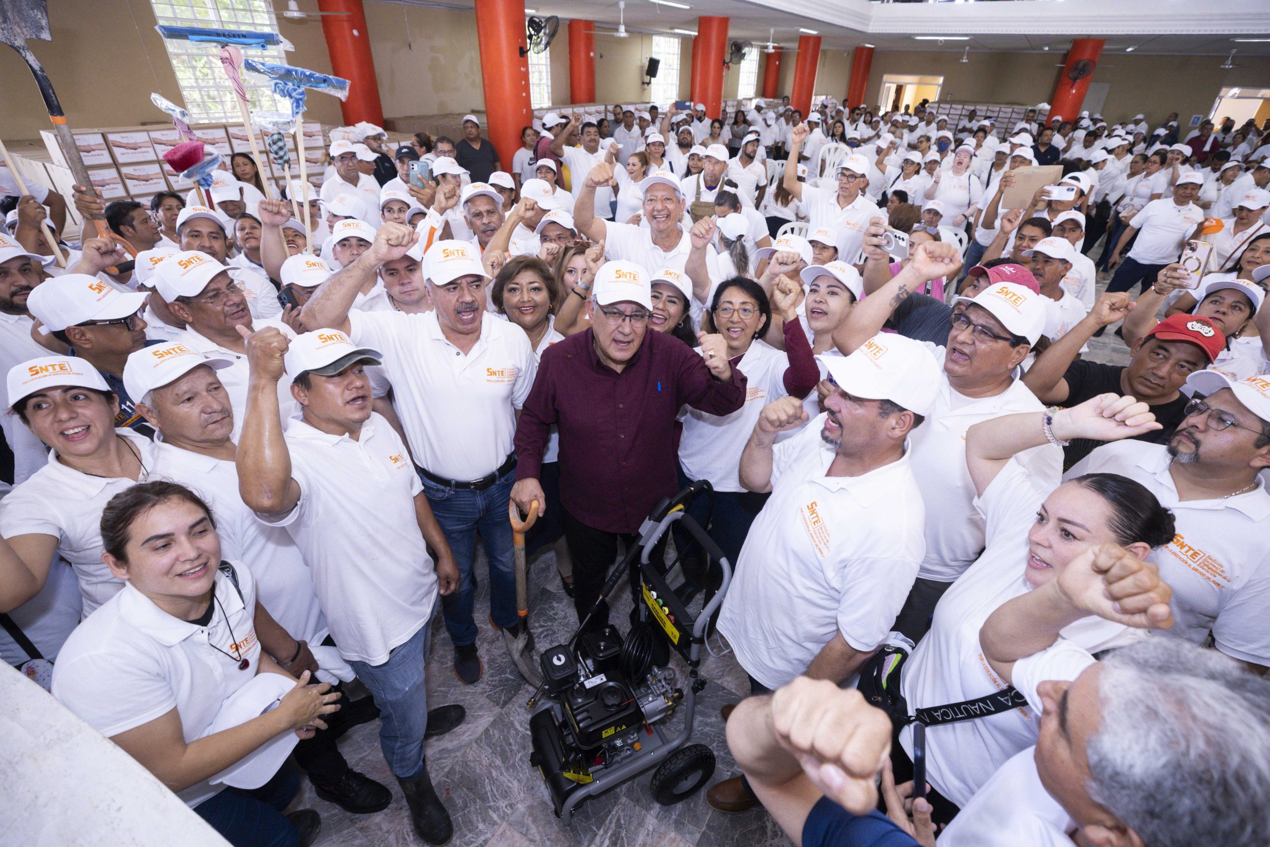 El SNTE entrega 25 mil despensas a damnificados en Veracruz e Hidalgo